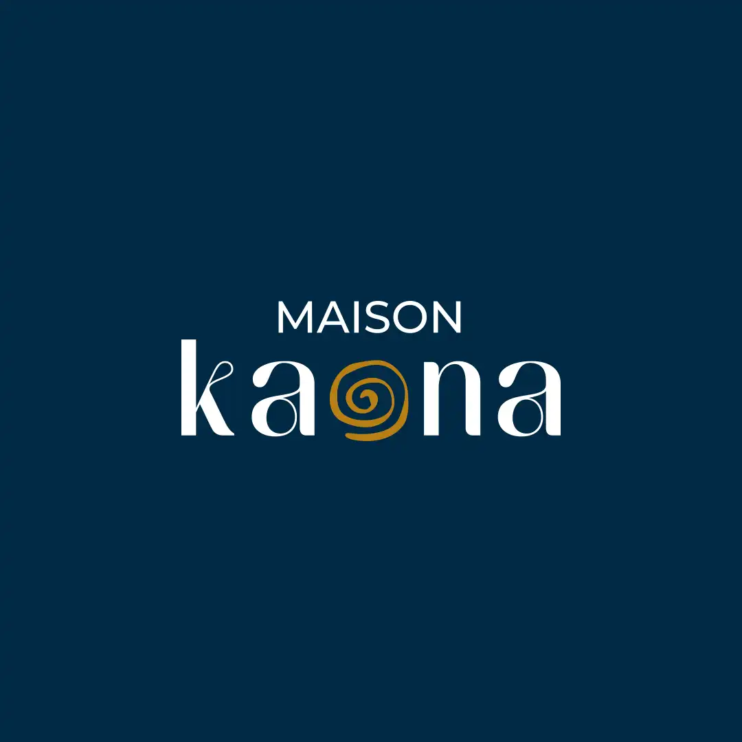 Le logo de Maison Kaona sur fond bleu